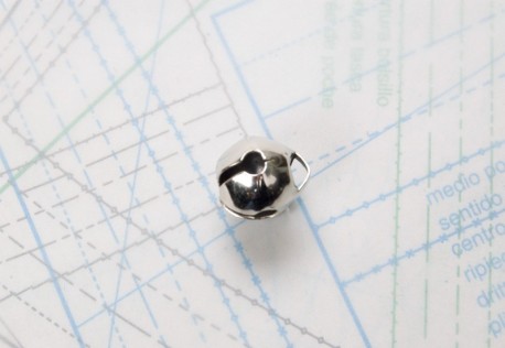 Bouton en métal argenté estampé boucle
