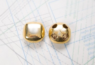 Bouton en métal doré brillant estampé 4 trous