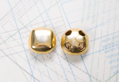 Bouton en métal doré brillant estampé 4 trous