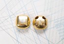 Bouton en métal doré brillant estampé 4 trous
