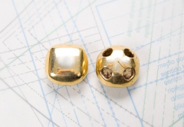 Bouton en métal doré brillant estampé 4 trous