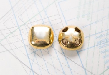 Bouton en métal doré brillant estampé 4 trous