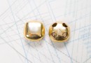 Bouton en métal doré brillant estampé 4 trous