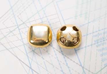 Bouton en métal doré brillant estampé 4 trous