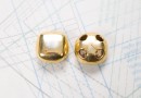 Bouton en métal doré brillant estampé 4 trous