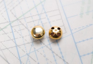 Bouton en métal doré brillant estampé 4 trous