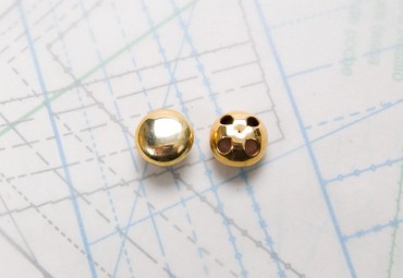 Bouton en métal doré brillant estampé 4 trous