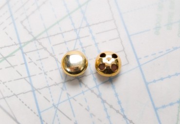 Bouton en métal doré brillant estampé 4 trous