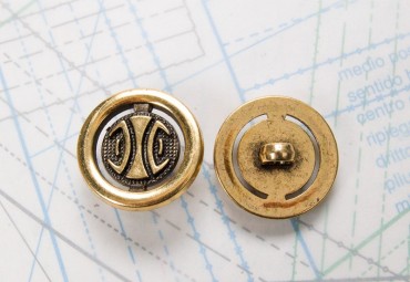 Bouton en métal doré brillant moulé  boucle moulée