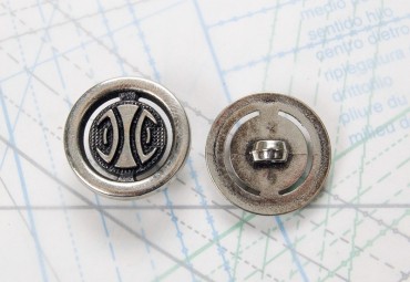Bouton en métal argenté moulé boucle moulée