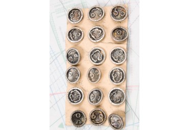 Bouton en métal argenté noirci estampé boucle alpha 1 plaque de 18 boutons