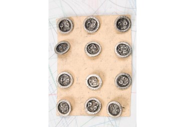 Bouton en métal argenté noirci estampé boucle alpha 1 plaque de 12 boutons