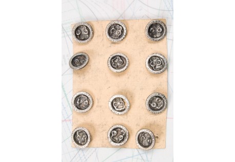 Bouton en métal argenté noirci estampé boucle alpha 1 plaque de 12 boutons