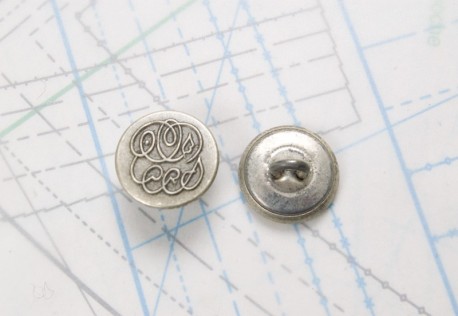 Bouton en métal argenté noirci estampé boucle en U insérée