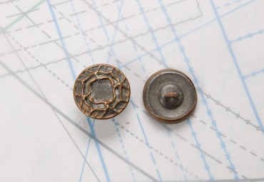 Bouton en métal cuivré orangé estampé boucle en U insérée