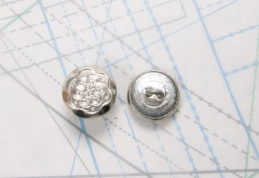 Bouton en métal argenté brillant estampé boucle en U insérée