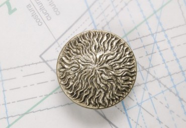 Bouton en métal argenté noirci estampé boucle oméga