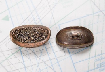 Bouton en métal cuivré moulé  boucle oméga soudée