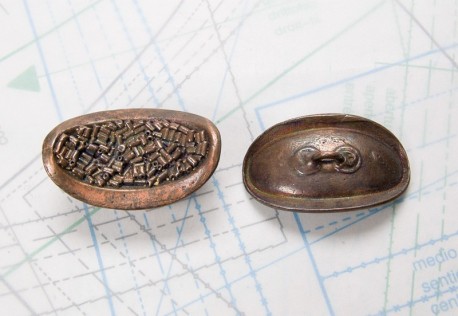 Bouton en métal cuivré moulé  boucle oméga soudée