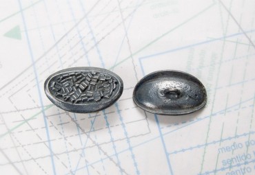 Bouton en métal argenté gris boucle oméga soudée