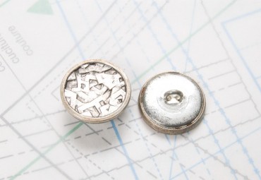 Bouton en métal argenté noirci estampé boucle en U insérée