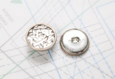 Bouton en métal argenté noirci estampé boucle en U insérée