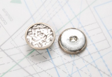 Bouton en métal argenté noirci estampé boucle en U insérée