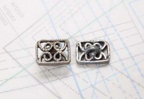 Bouton en métal argenté moulé boucle moulée