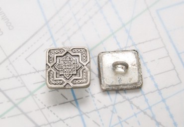 Bouton en métal argenté estampé boucle en U insérée