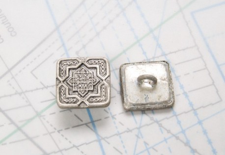 Bouton en métal argenté estampé boucle en U insérée