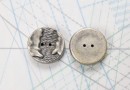 Bouton en métal argenté estampé 2 trous
