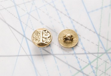 Bouton en métal doré brillant moulé  boucle moulée