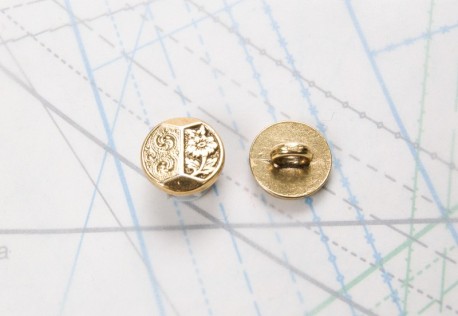 Bouton en métal doré brillant moulé  boucle moulée