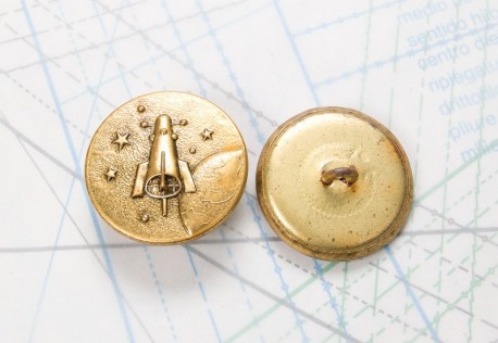 Bouton en métal doré estampé boucle oméga