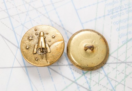 Bouton en métal doré estampé boucle oméga