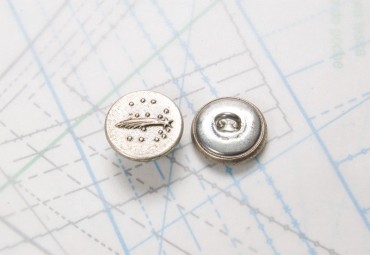 Bouton en métal argenté estampé boucle oméga