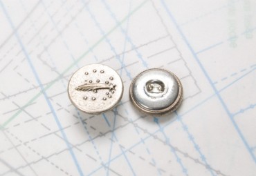 Bouton en métal argenté estampé boucle oméga