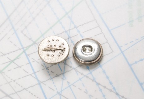 Bouton en métal argenté estampé boucle oméga