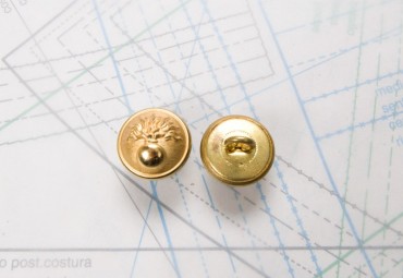 Bouton en métal doré estampé boucle oméga