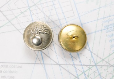 Bouton en métal argenté estampé boucle oméga