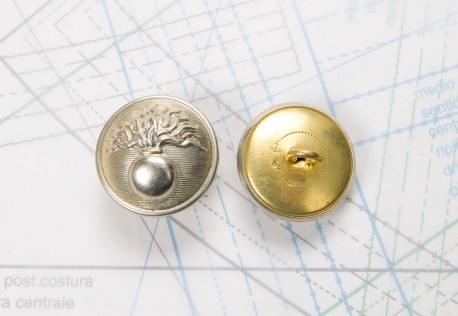 Bouton en métal argenté estampé boucle oméga