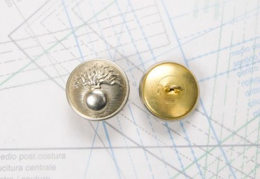 Bouton en métal argenté estampé boucle oméga