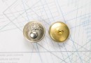 Bouton en métal argenté estampé boucle oméga