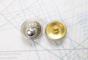 Bouton en métal argenté estampé boucle oméga