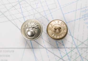 Bouton en métal argenté estampé boucle oméga