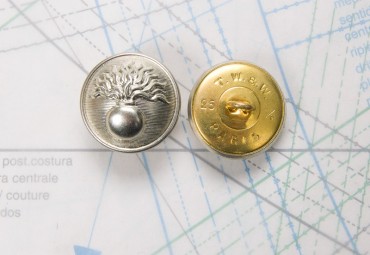 Bouton en métal argenté estampé boucle oméga
