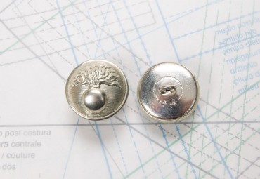 Bouton en métal argenté estampé boucle oméga