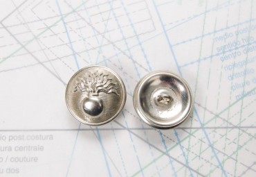 Bouton en métal argenté estampé boucle oméga