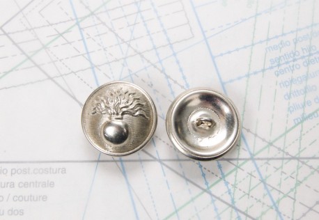 Bouton en métal argenté estampé boucle oméga
