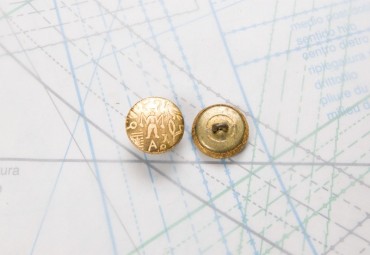 Bouton en métal doré brillant estampé boucle oméga